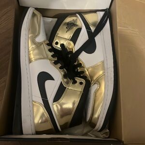 Gold Air Jordan 1 mid se size:11